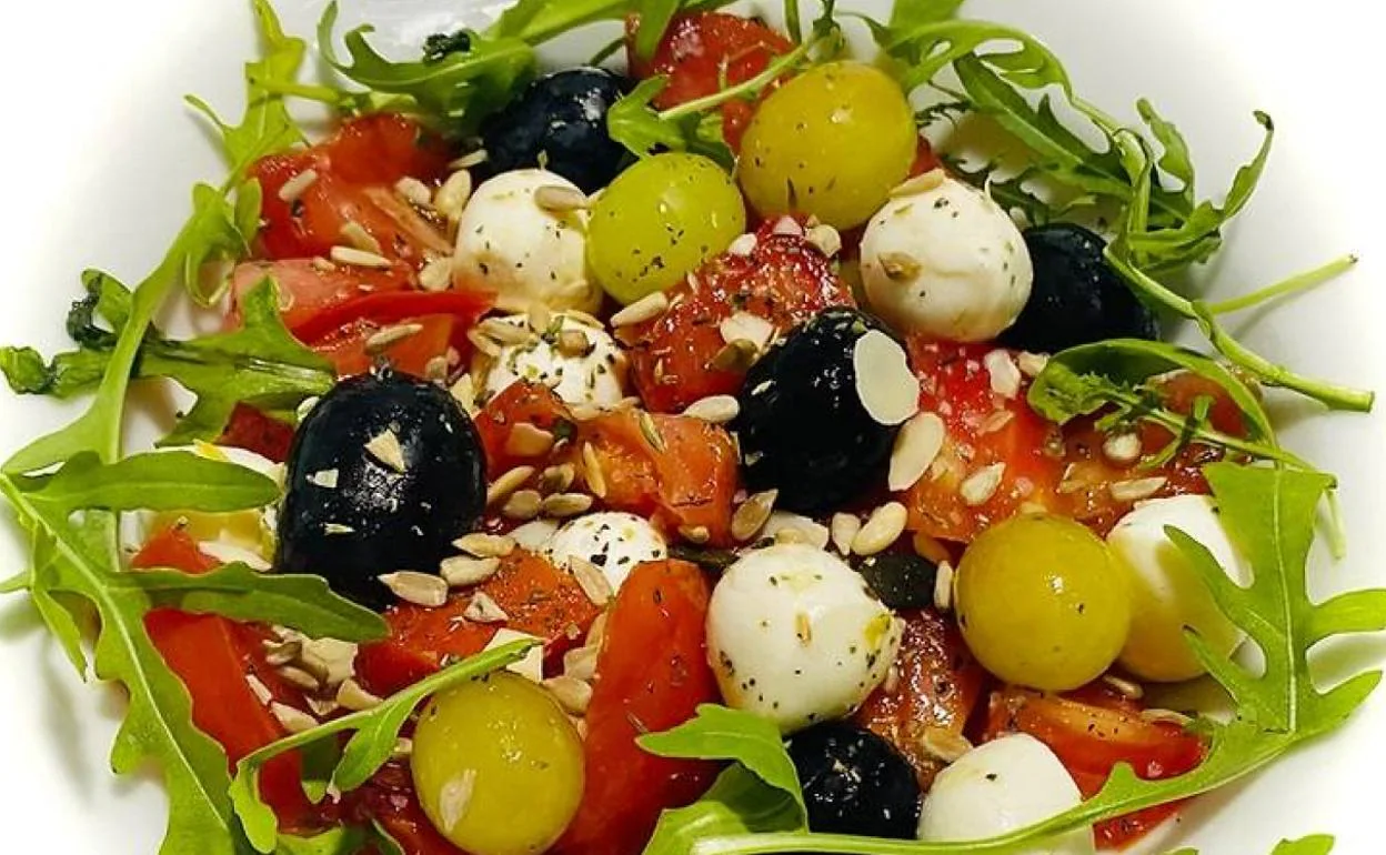 La Receta De Hoy Ensalada De Tomate Mozzarella Y Uvas Hoy